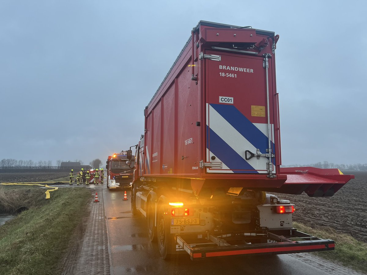 Vandaag dinsdag
Vanmiddag Groot waterstranport ingezet bij woning Brand aan de Boomdijk Klaaswaal geweest ! Beelden Rik Bos