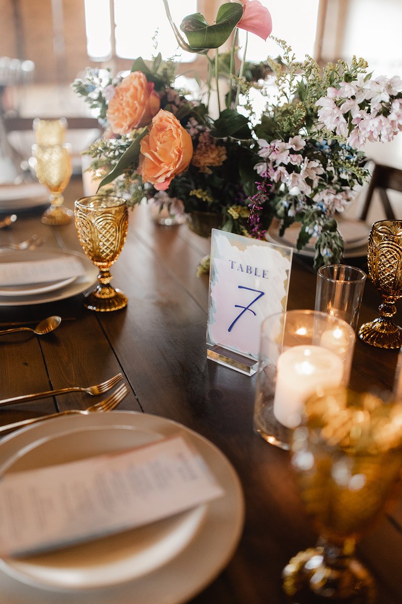The Knot expects to see more wispy, colorful wildflowers in 2024 weddings and we’re so excited! Will you be incorporating wedding trends into your 2024 celebration?

📸 Majo Muñoz photography
💐 Floral Bar
🥂 Firmly Rooted events

#chicagowedding #weddingflowers #weddingtrends