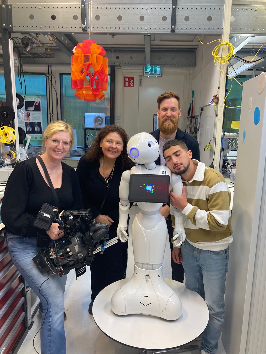 Bas Overvelde (@basovervelde) on Twitter photo Today the <a href="/hetklokhuis/">Het Klokhuis</a> team from the Dutch national television came to our <a href="/softrobotmatter/">Soft Robotic Matter</a> lab to shoot an episode on #softrobots. A great way to inspire the next generation! Stay tuned🤖🐙👩🔬👨🔧👩🏫👨⚕️<a href="/_amolf/">AMOLF</a> Today the <a href="/hetklokhuis/">Het Klokhuis</a> team from the Dutch national television came to our <a href="/softrobotmatter/">Soft Robotic Matter</a> lab to shoot an episode on #softrobots. A great way to inspire the next generation! Stay tuned🤖🐙👩🔬👨🔧👩🏫👨⚕️<a href="/_amolf/">AMOLF</a>
