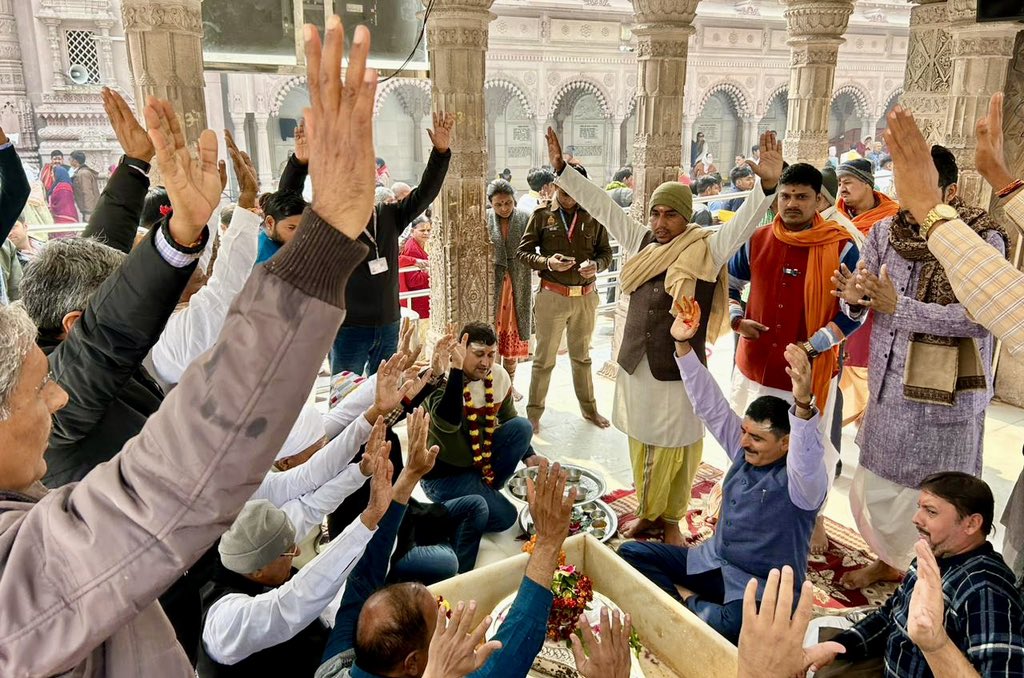 Kashi Vishwanath holy dwelling radiates a spiritual aura, filling devotees with renewed energy.

Har Har Mahadev 🙌🏻