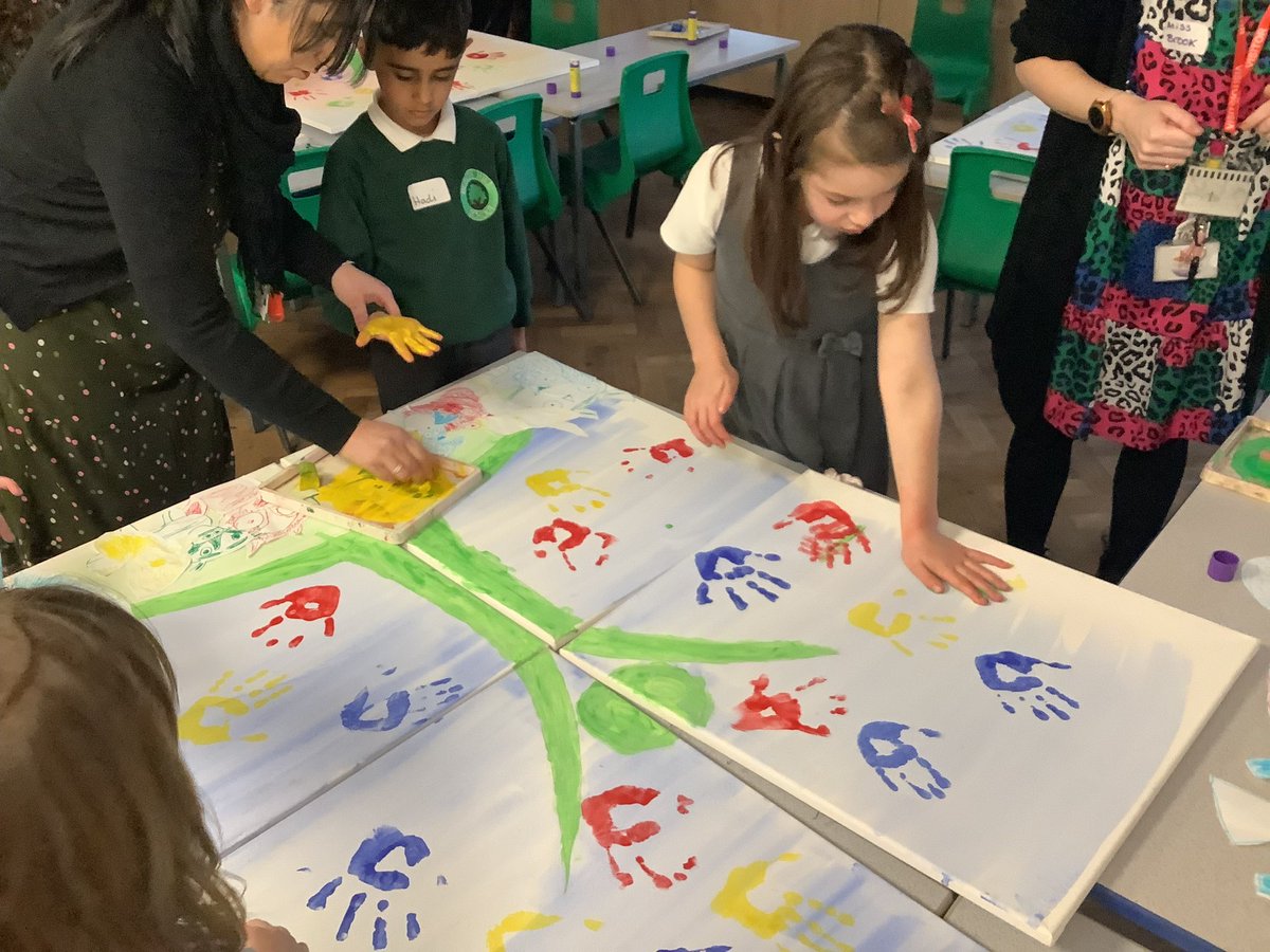beechhillsch's tweet photo. Year 2 have had a wonderful Trust event with our artist in resident @BradfordMusic1 Mr Bullock. The four schools worked collaboratively to produce a fantastic canvas artwork in the style of Axel Scheffler. It was great to see the children begin to form new friendships #folt #art https://t.co/ldLGE4adEJ
