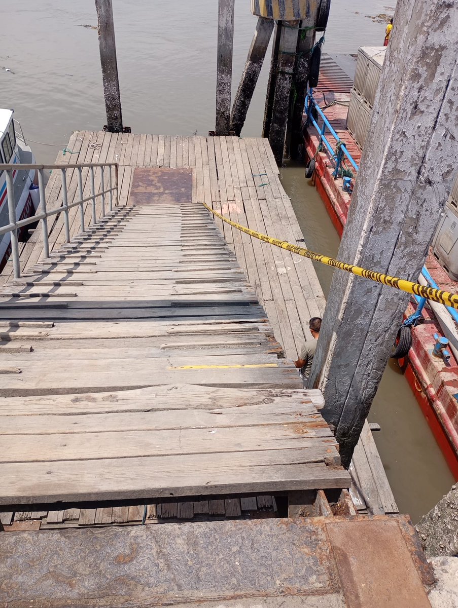 Xaviroc94's tweet photo. Alcalde @aquilesalvarez, la ciudadanía y turistas que entran y salen de Puná corren grave peligro ante el mal estado del Muelle Municipal de Puná. Por favor, se necesita atención URGENTE en el mantenimiento y mejora del muelle que se está cayendo a pedazos. @EmergenciasEc https://t.co/FmAgOVOyYA