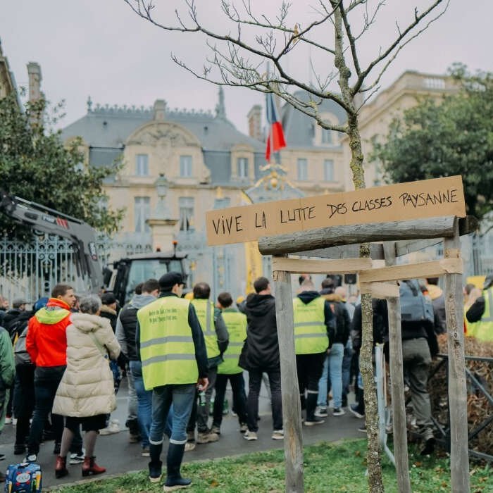 lessoulevements's tweet photo. Position &amp; appel des Soulèvements de la terre sur le mouvement agricole en cours.

"Peut-être est-il temps de faire céder quelques murs."

📣 À lire sur le site web : https://t.co/EKUrEs3i1X https://t.co/ZQXC7usi3e