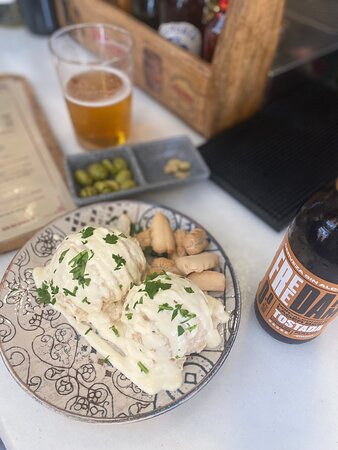 Aún sin planes para este finde... 

Estaría bien encontrar una parejilla swinger interesante por el Twitter...

🤔

Bien pensado, mejor nos iremos un rato a tomar algo y a ligar por los sitios de tapeo del centro, nos irá mucho mejor que buscando por aquí 🤣🤣🤣