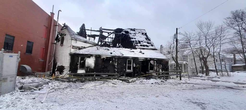 halimonkey's tweet photo. @HRMFireNews That's my friends house/business. They lost everything. But everyone got out (pets too) so that's at least a good thing. https://t.co/D82iMs917Q