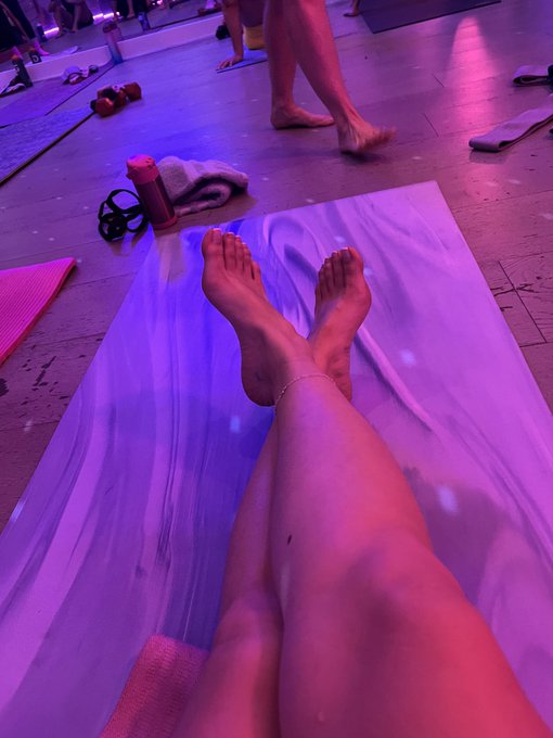 1 pic. I love working out in the hot box room 🥵 https://t.co/3b1HDWqTBn