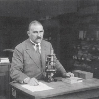 Happy belated birthday to Victor Goldschmidt, born Jan. 27, 1888. Ever wonder why we have a conference named after him? Here's a quick biography of his remarkable life: geochemsoc.org/honors/awards/…