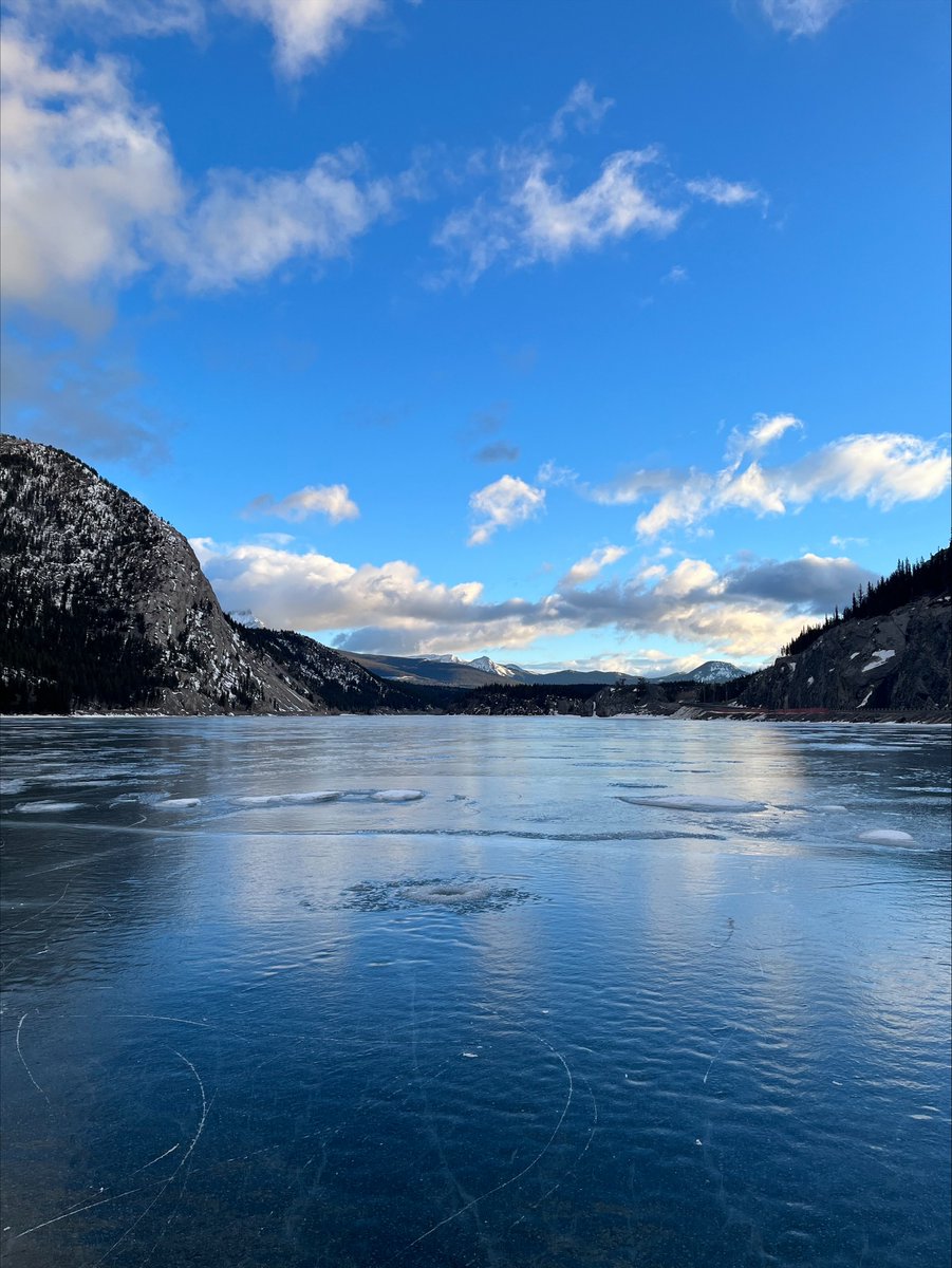 Blue skies, frozen lake, and a mountain backdrop…what more could you ask for?!

#CrowsnestPass #MountainMagic #ThePass