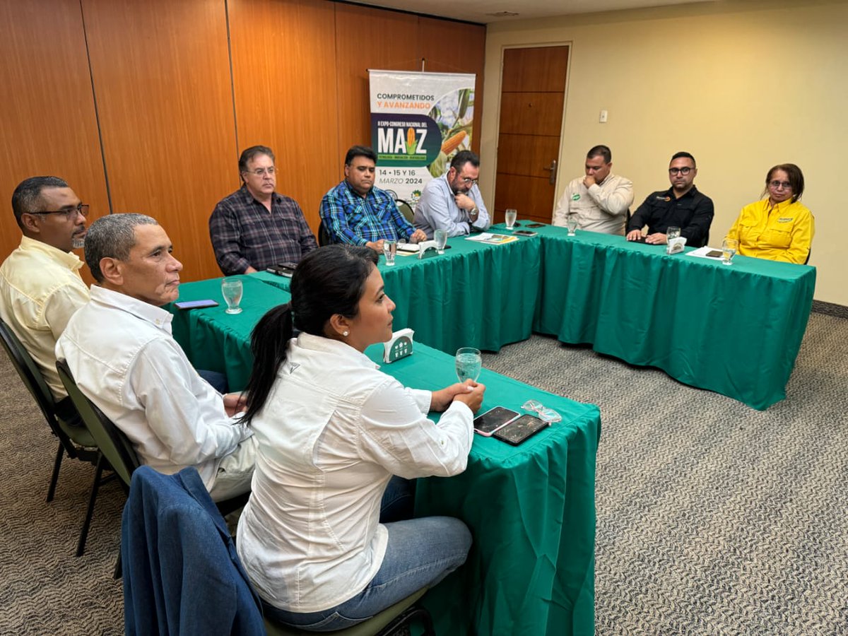 FedePortuguesa's tweet photo. Sostuvimos reunión con la organización del II Expo Congreso Nacional del Maíz, un evento que congregará a más de 600 participantes, con el propósito de potenciar la producción agricola de la región, principalmente en el rubro maíz.
#Fedecamaras #30Enero https://t.co/iP459R5V9j