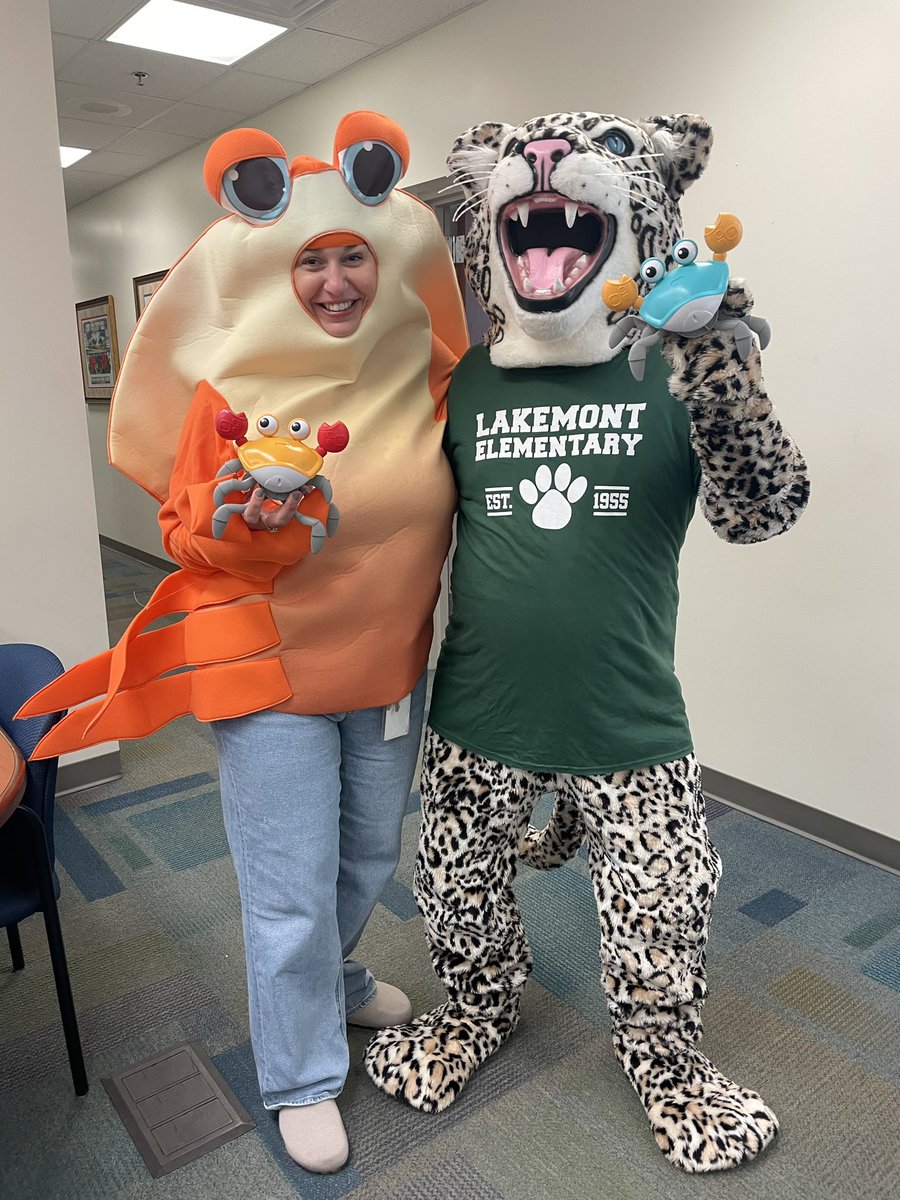 Taco and Leo paid a visit to our 5th grade classes to pass out 3-D crab key chains for Study Island Blue Ribbons; our crab team led the way😂 @TrevorHonohan @DrRahim_Jones @CDLocps @Principal_Fox