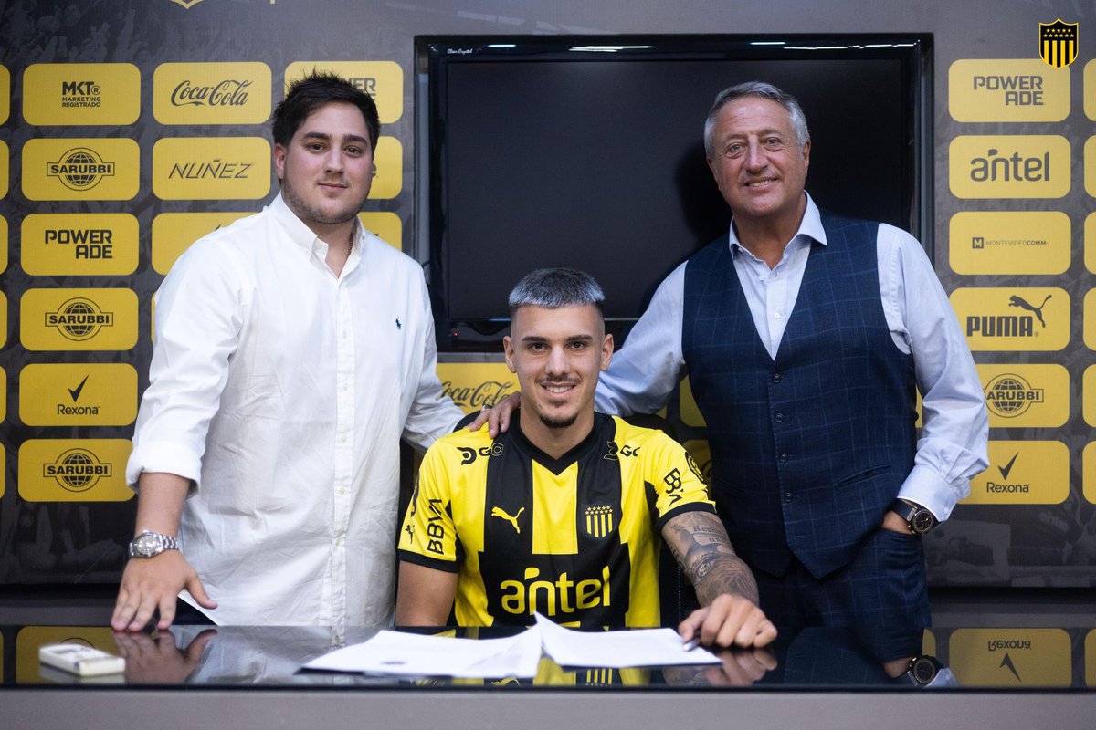 ⚽️ Martín #Gianoli ya estampó la firma de su contrato con #Peñarol. #VamosQueVamos