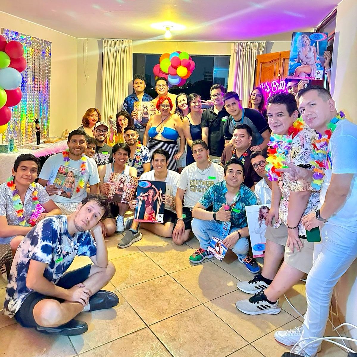 AllBritneyPeru's tweet photo. El sábado pasado tuvimos nuestra primera reunión del año y la pasamos increíble 😎🍹🌴
Un 'Luau Party' que nos permitió conocer nuevos B-nerds con los que compartimos juegos, bailes y premios ⭐
¡Los esperamos a todos en nuestras próximas reuniones!
It's Britney Spears, baby 🌸🎶 https://t.co/SkDuJh6GbI
