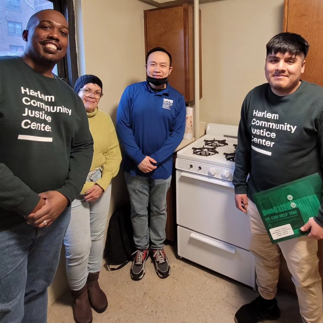 Today we helped residents with #AccessHRA applications alongside @NYCHRA Community Outreach and the Wagner Tenant Association.

We're showing up during #NYCHA gas outages to help our community stay connected and meet immediate needs for food and rent. #GoHarlem #HousingJustice