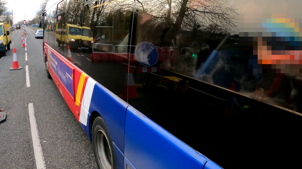 2_Over_4's tweet image. This #ClosePass shocker by a @gonortheast bus driver in Birtley on Sunday is now with the police. The driver triggers the speed warning sign too. Ironically the roadworks are for cycle lane construction!
Professional drivers have to be held to better standards than this! 📸👮🚴‍♂️