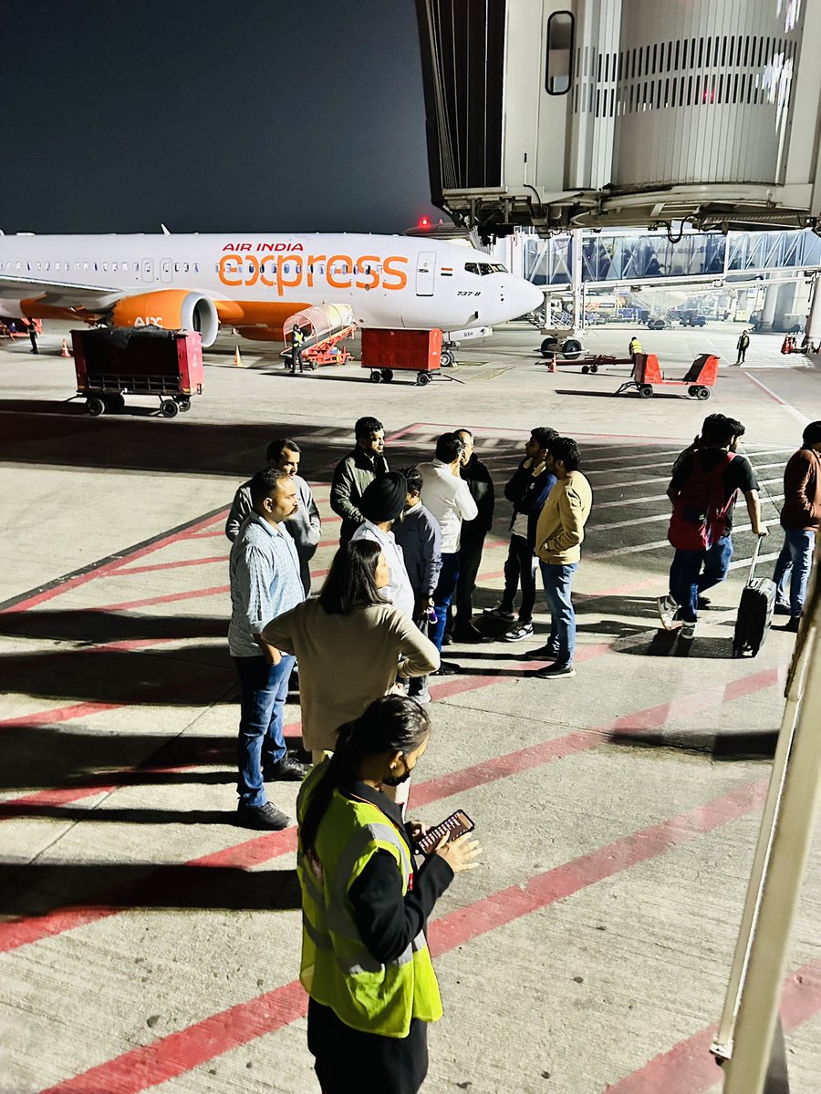 LsVeer1's tweet photo. There is a SpiceJet flight grounded since 4:30 pm on January 30. Airline changed time 2 times and when flight boarded they announced this flight is cancelled. The did it twice. Now everyone is stuck here for 8 hrs #spicejet sg8184 #aajtak #puneairport https://t.co/15x5Bu8Uk3