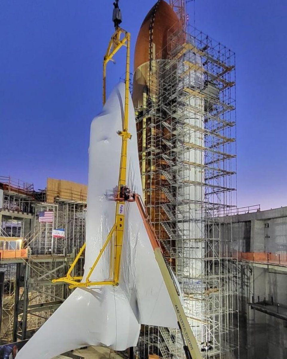 A new dawn for Endeavour 🚀🌅 Today, the Science Center reached a major milestone toward its future ready-to-launch display of Endeavour with the successful lift of the orbiter. This marks the first time this process has been accomplished outside of a NASA or Air Force facility.