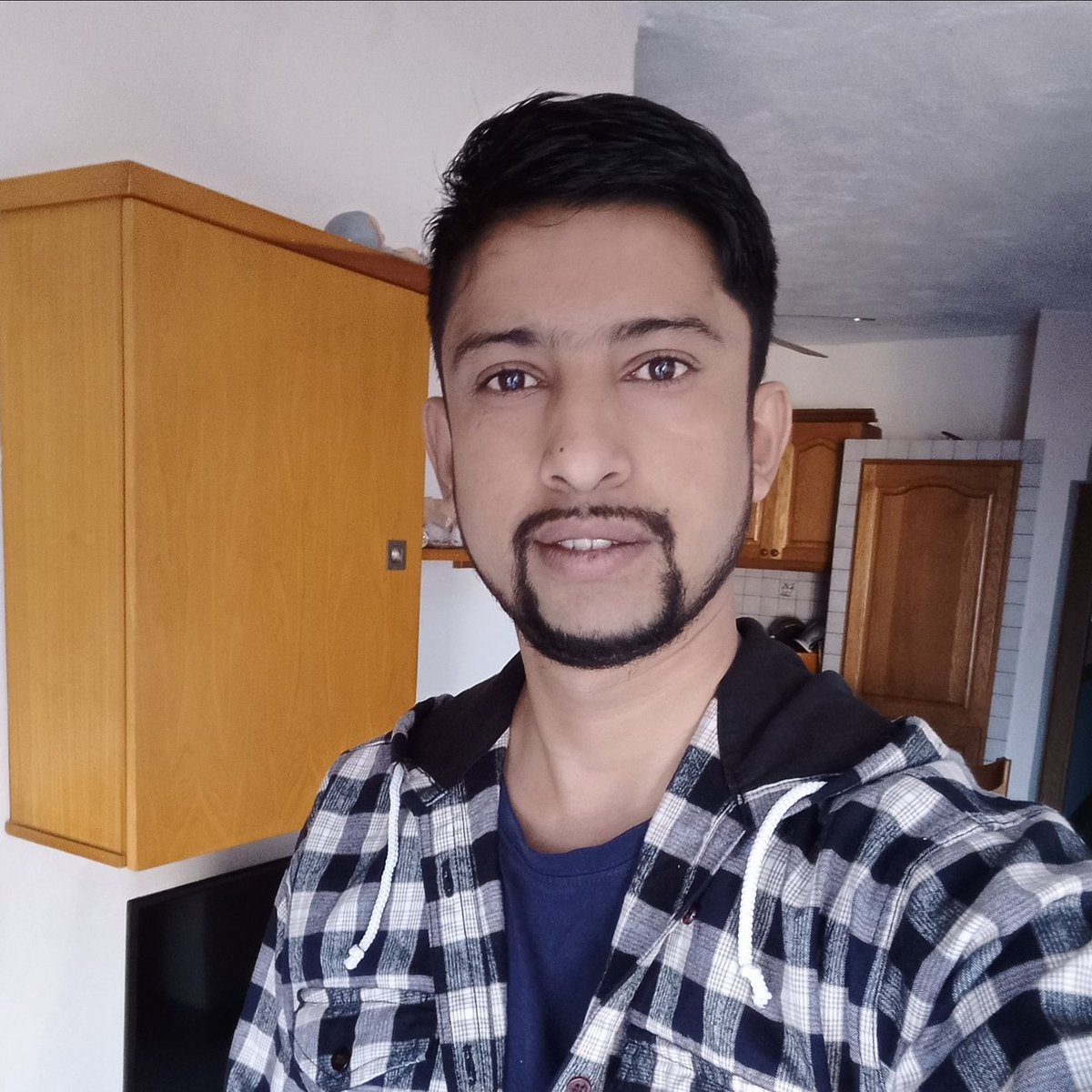 धूलो अनुहार मा रहेछ म भने ऐना पुछिरहे।