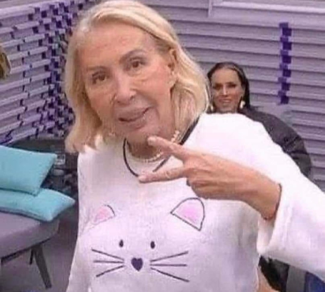 SnowlandUpdates's tweet photo. Yo lenyendo el rol de Vikko después de que dije que iba a dejar de hacer teorías https://t.co/sNq23CT6iY