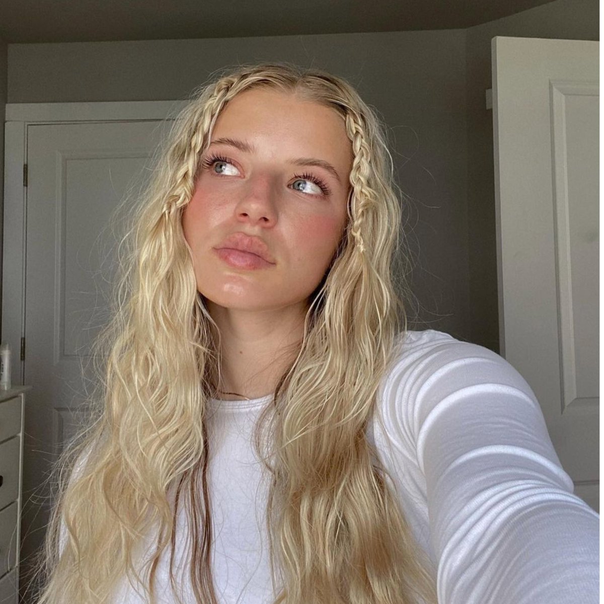 OfficialPrell's tweet photo. Spreading some love to our ultimate hair crush this Valentine's Day! 💖✨
Crushing on @oliviadaytonn luscious locks like never before 💁♀️🌹
.
#Prell #HairCrush #ClassicClean #Shampoo #Conditioner #HealthyHairCare #AffordableHaircare #LeaveInConditioner https://t.co/wBkKcZFtgf