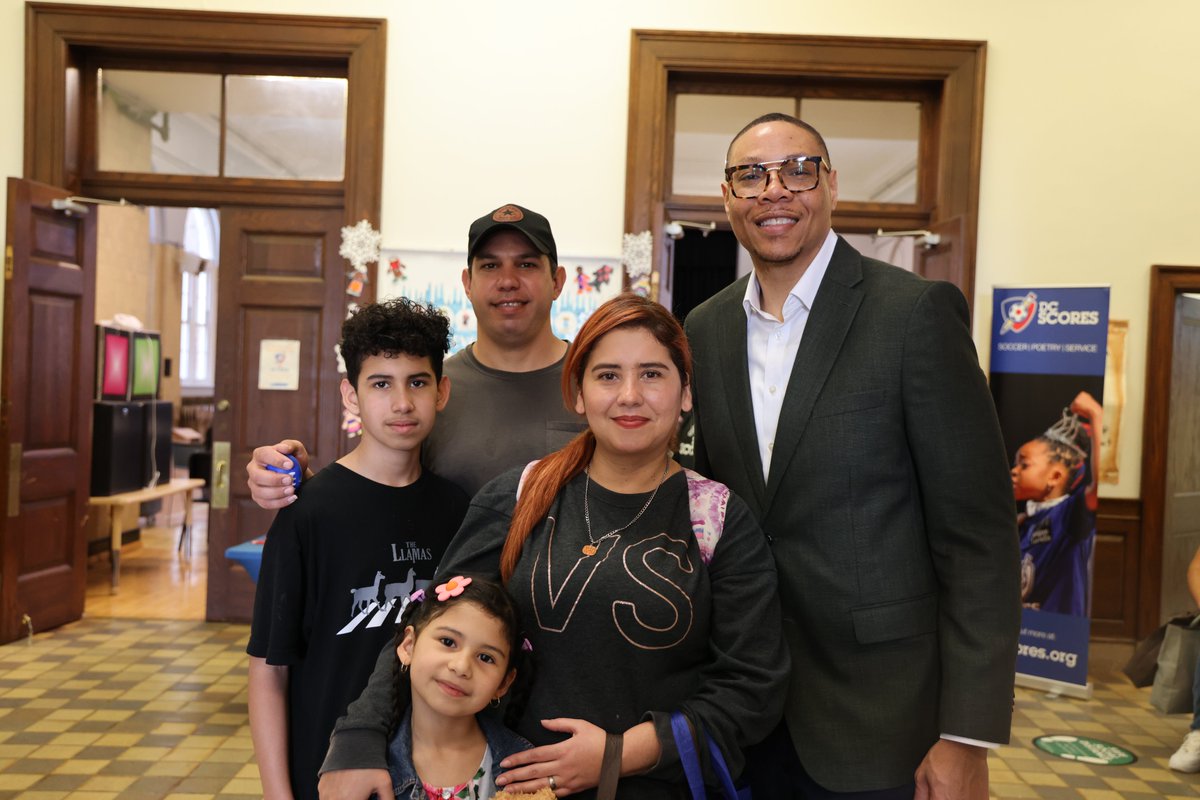 DCPSChancellor's tweet photo. Access is key to success. Grateful to spend some time last week w/ @LADatDCPS welcoming some of the newest members of the @dcpublicschools family at our Newcomer Fair π
Thank you to our community for providing health, wellness, & school resources while spreading #DCLove ππΏ https://t.co/5Ism24oUfS