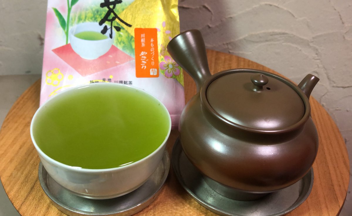 1煎目の茶葉の飛び出し方🙆‍♂️。茶葉に対して急須の合う合わないはまずここを見ます。う〜ん、ええ急須、ええお茶🍵