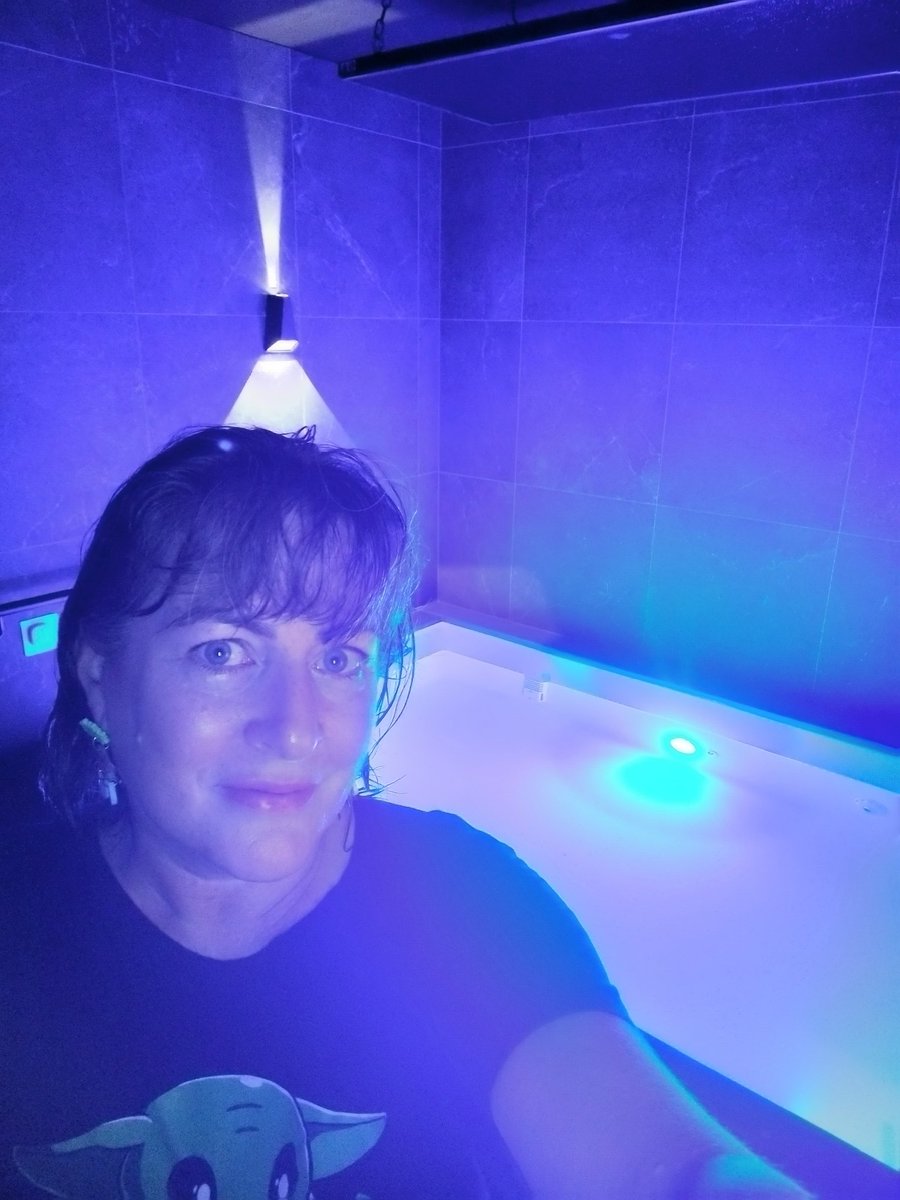 This is me last night immediately after an hour float, my first in a LONG time. After a day filled with challenges, I jumped online & booked some #SelfCare to plunge into an hour of relaxing, restorative bliss.

#ThriveAtLife #PracticeWhatYouPreach #fibromialgia #SelfCompassion