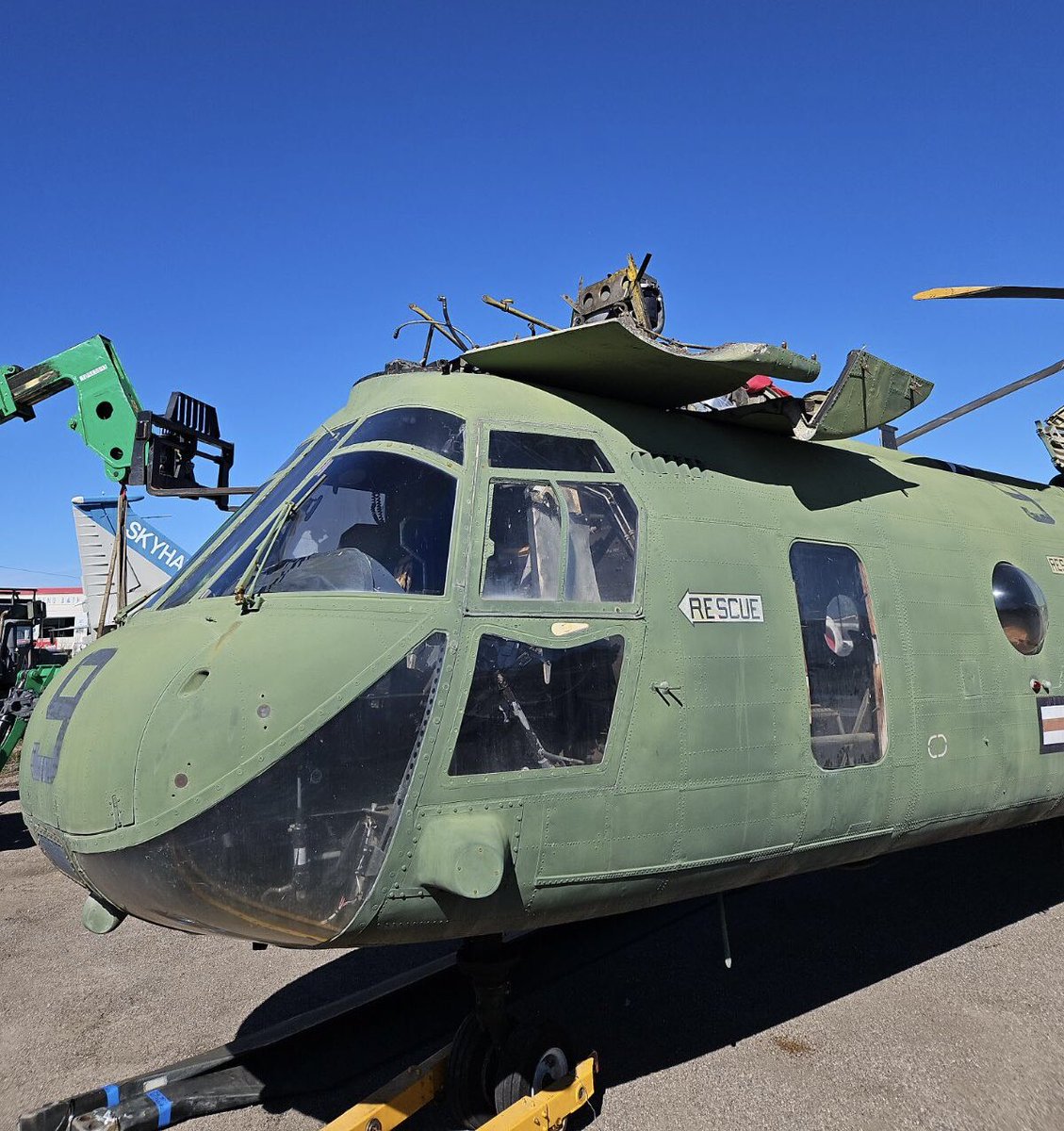 Boneyardsafari's tweet photo. Blades are off as well as the forward rotor system is out on Lady Ace 9 CH46E 154803, work continues #worldwideaircraftrecovery #flyingleatherneckaviationmuseum #seaknight #phrogsforever #ch46 #usmc #mcasmiramarair #mcaseltoro #aviationsafari #aviationpreservation #boneyardsafari https://t.co/TaDBnTr8MS
