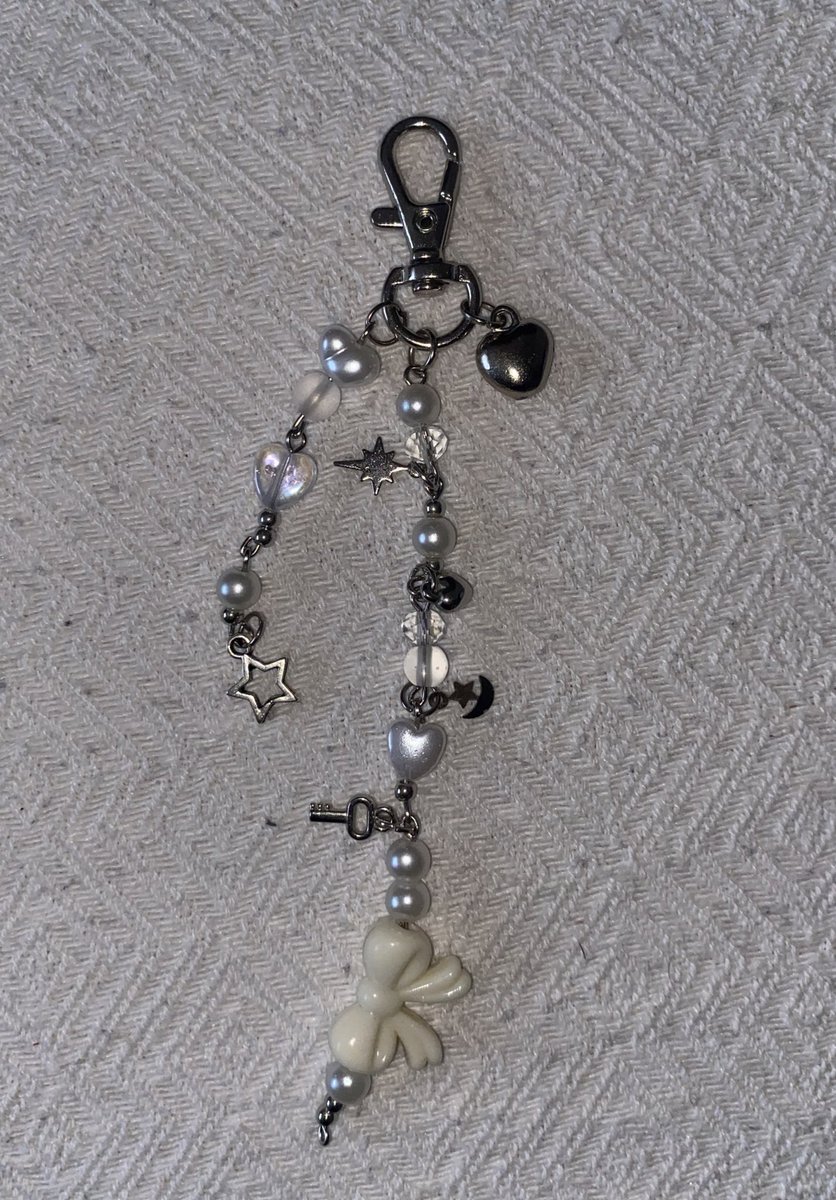 custom anahtarlık, kolye, küpe, bileklik tarzı şeyler yapıyorum. sipariş vermek isterseniz bana ulaşabilirsiniz ✨🧚🏻‍♀️

gören kişiler de rt atar ise çok mutlu olurum 🥺