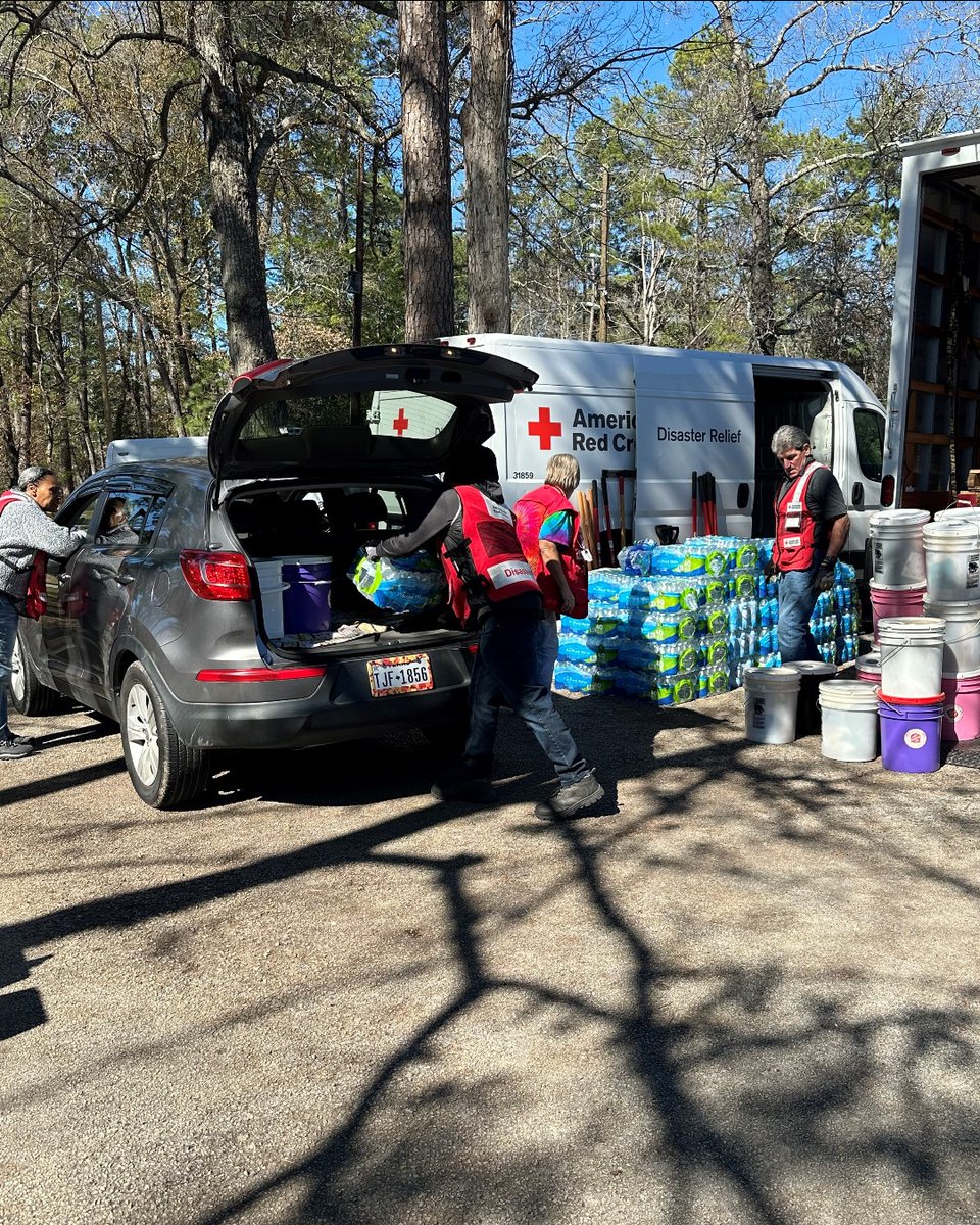 HOUSTON FLOODING Volunteers from the AZ NM region deployed to Houston to assist with those impacted by the recent flooding. They’re helping other volunteers at the shelter, handing out emergency supplies and doing damage assessment. #RedCrossReadyAZ #RedCrossReadyNM