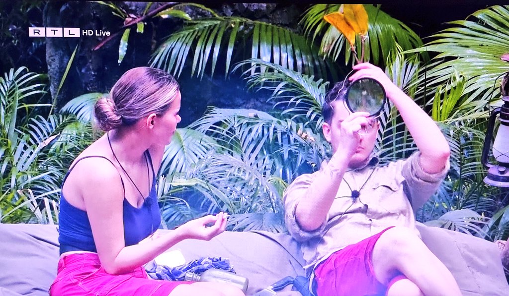 Lone_Somerle's tweet photo. Kim: Mike, Mike, Mike... 😭 Tim: Also ich brauch 2 Hörner, ich weiß nur nicht wie... 🤣🤣 #Slapstik #ibes https://t.co/hC9Z7hfos0