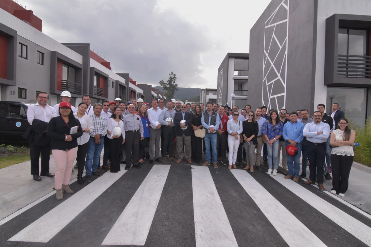 ViviendaEc's tweet photo. El ministro @Coplaza88 y el viceministro @SalazarCar23,  mantuvieron una reunión con representantes y miembros de @Construpositivo, con el objetivo de establecer alianzas estratégicas que aporten en el desarrollo de #ElNuevoEcuador. https://t.co/mPSmchnLpn