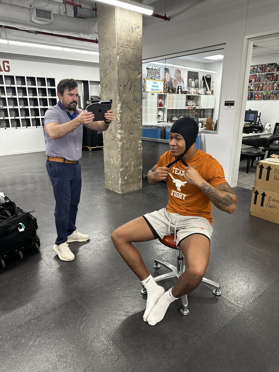 UTexasEquipment's tweet image. Great having @Schutt_DSH come by and scan some of our guys for custom-fit helmets. 🤘