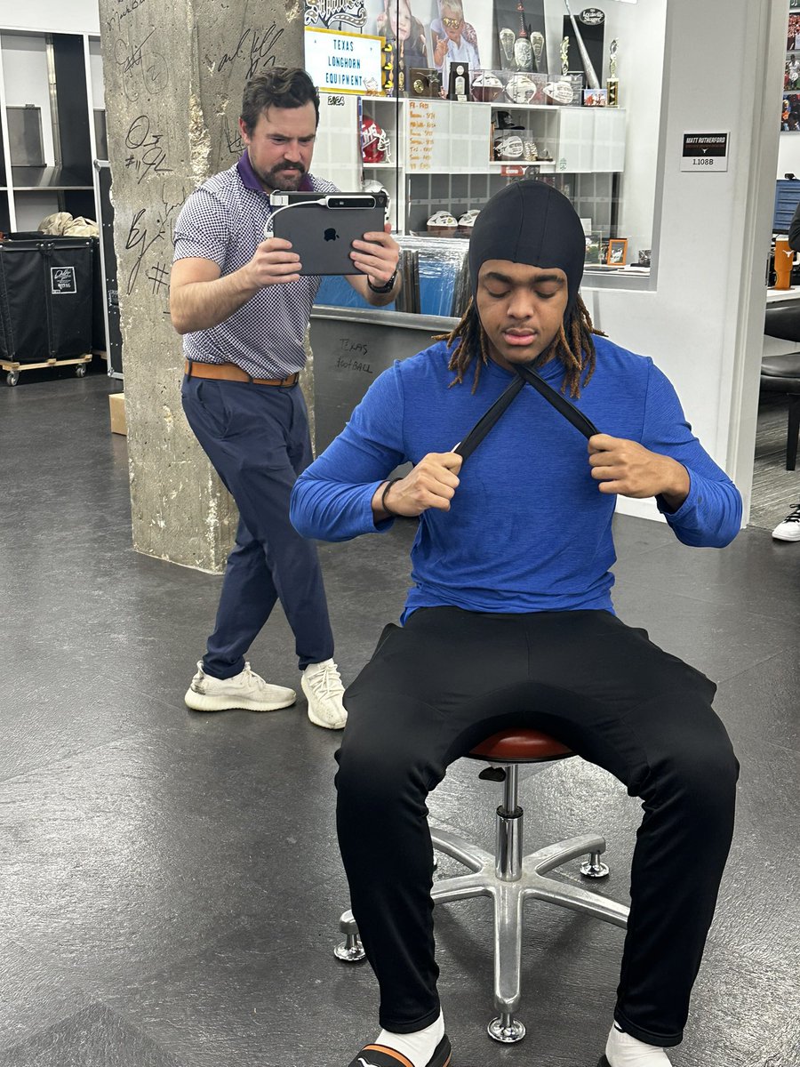 UTexasEquipment's tweet image. Great having @Schutt_DSH come by and scan some of our guys for custom-fit helmets. 🤘