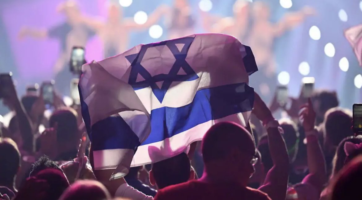 tystochtimid's tweet photo. ”Över tusen svenska artister vill stoppa Israel från att delta i Eurovision. […] För ett par år sedan, när kulturvänstern ännu gullade med gangsterrappare som var misstänkta eller dömda för grova våldsbrott, var det inte tal om någon bojkott. Då, när barnamördarna, knarkkurirerna och sprängdegsapterarna fortfarande höll till utanför innerstaden var det, enligt P3 Guld, viktigt att ”separera musiken från personen som gör den.” Därför fortsatte man att strö musikpriser över personer inom den organiserade brottsligheten. Kanske ska kulturvärldens hållning i denna fråga ses i samma färgskala som Mellanösternkonflikten. Som att de som stiftar och upprätthåller lagarna är ”mer ljushyade” än många av de gangsterrappare som skakar galler till följd av dem. Att det finns en över- och underordning. Och att man som kulturvänster alltid solidariserar med ”den svage” – vilket alltså fram till alldeles nyligen var de som misstänktes eller dömdes för förnedringsrån och beställningsmord – och inte de som föll offer för våldet. […] En av undertecknarna är rapparen Yasin. Han satt häktad när P3 Guld valde att prisa honom som ”Årets artist” 2021. Han fälldes sedan för stämpling till människorov av den 19-åriga rapparen Einár som senare mördades. Människorov, är inte det typ samma sak som Hamas håller på med? Och som alltså inte, enligt kulturvänstern, utgör något skäl för bojkott eller avståndstagande eftersom det är viktigt att ”separera musiken från personen”. Såvida det inte handlar om Israel. Då ska inte musiken separeras från ens den regering som leder ett land, oavsett om artisterna röstat för eller emot landets ledning.”

https://t.co/b8ag3EbJGi