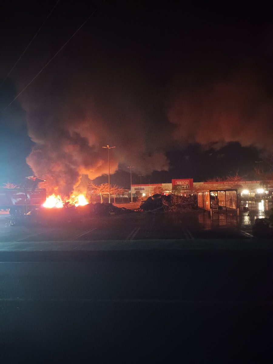 BastienPL64's tweet image. Leclerc de Mazères-Lezons au sud de Pau.
Soutien à nos agriculteurs ! 🚜
