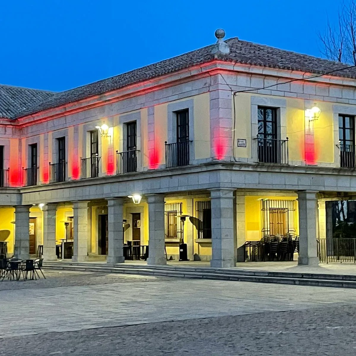 AytoBrunete's tweet photo. Nuestra hermosa Plaza luce esta noche de rojo carmesí, con motivo del 56 aniversario de SM el Rey Felipe VI.

¡Felicidades Majestad! 👑🇪🇸 https://t.co/52CxVr4a4K
