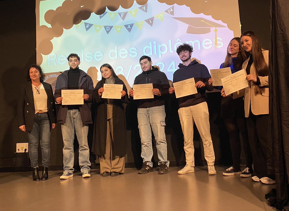 BERTHELOT1's tweet photo. En direct de la salle Pierre Mirat du Collège Berthelot pour la cérémonie de remise des diplômes BTS promotion 2023 🤩@BerthelotDigit2 @lycee_berthelot @actoulouse @DSDEN31 
Bravo aux étudiantes, aux étudiants et aux équipes pédagogiques du Lycée Berthelot 👏1/2 https://t.co/dVPtf5sGYj