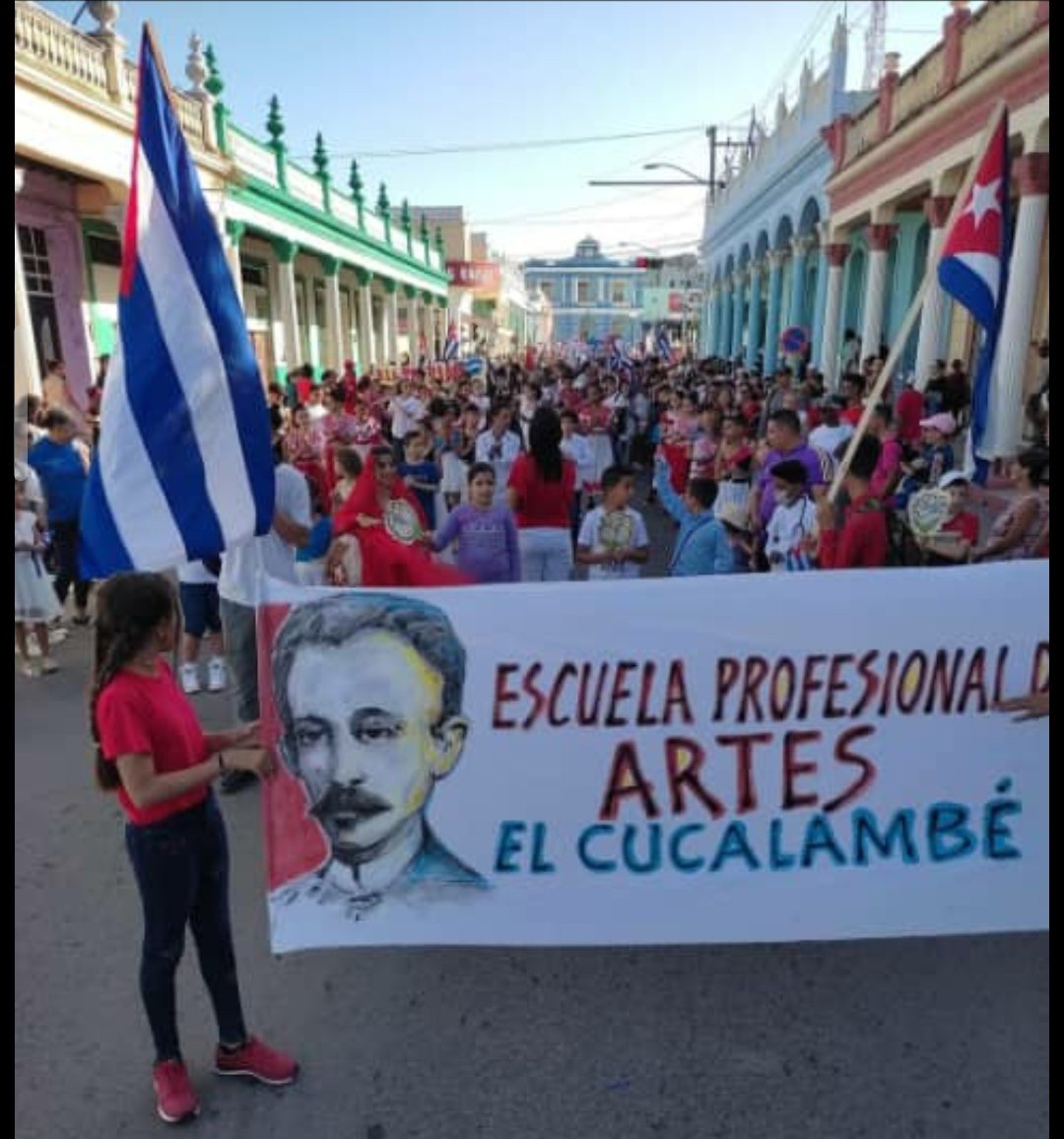 Este 28 de enero, se conmemoraró el 171 aniversario del natalicio de José Martí y toda Cuba rindió tributo al apóstol de la Independencia de Cuba.
Alumnos y trabajadores de La escuela Profesional de Arte "El Cucalambé" desde horas de la mañana se alistaron para el desfile.
