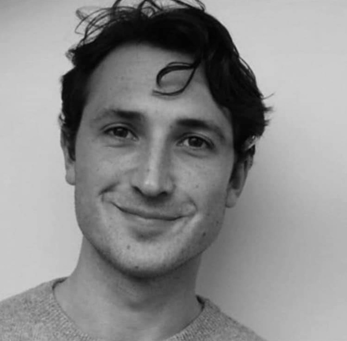 The amazing lone curl…his handsome face…the warm smile…all things we celebrate on #HughesDayTuesday 
Hope this #BenLloydHughes picture brightens your day like it does mine 
☀️😊💙
#Sanditon #SanditonPBS #Benthusiasts