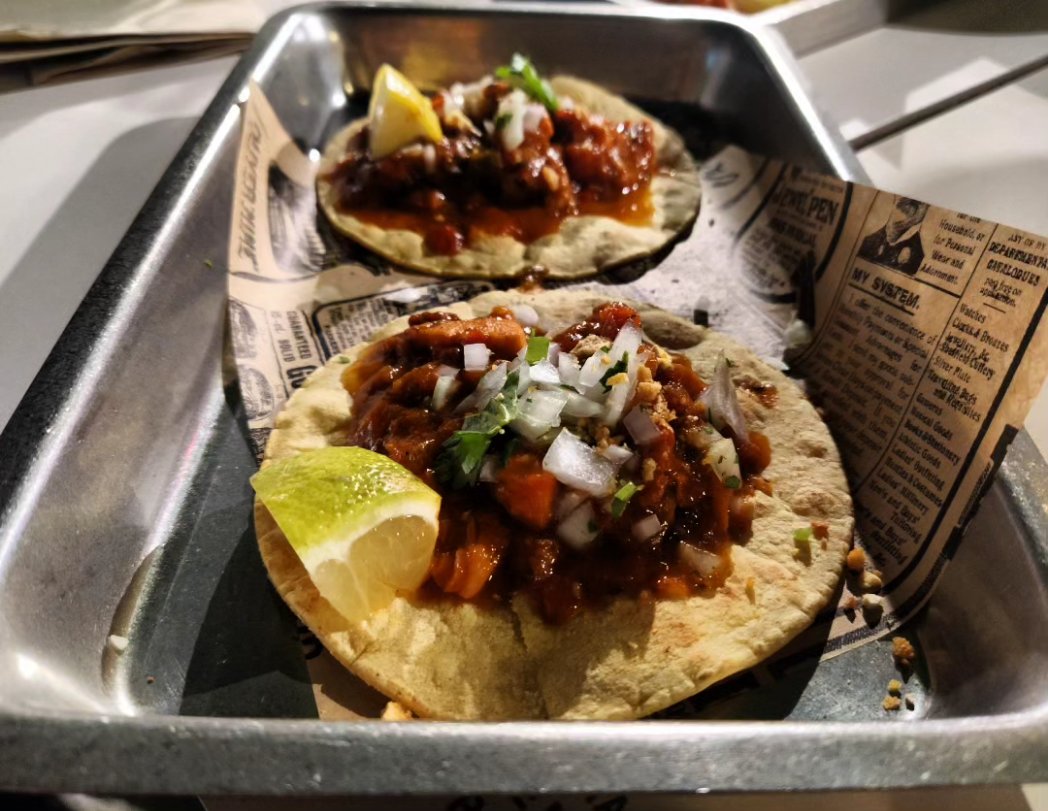 MiguelCallejaO's tweet photo. 🌮 🅣︎🅔︎🅡︎🅩︎🅘︎🅞︎   🅑︎🅐︎🅡︎ 🌮
Hermano @TreZerestaurant Carta con lo necesario para ser feliz. Entre panes, para chuparse los dedos literal. Bravas golosinas. Sándwich pastrami, brioche chipirones o paquito, elegir entre padre o madre. Siempre en radar @TerZio_bar https://t.co/ozEkXHxLv8