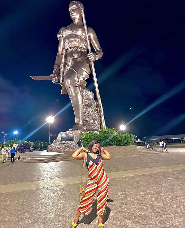 AfricaFactsZone's tweet photo. The Amazon Statue in Cotonou, Benin Republic is a popular tourist attraction.

It is a 98 feet tall statue of Queen Tassi Hangbe, who established the Dahomey Amazons, an all-female military unit that operated from the 1700s till 1904.

She ruled Dahomey Kingdom as a Regent. https://t.co/RV8HPSqUE6