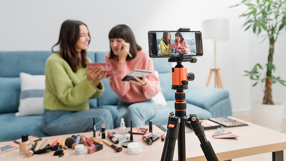 Should companies rely on a single big influencer or spread their budgets across multiple small influencers? A new Journal of Marketing study discovers some surprising findings in the context of #livestreaming: bit.ly/3vMwqGL #MarketingAcad #influencermarketing @ProfPKK