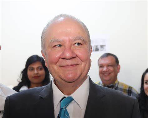 discosbeagle's tweet photo. ROBERTO MOLINA BARRETO es un IMPRESENTABLE nos está ROBANDO nuestro voto, este CRIMINAL DEGENERADO que tiene mamando a TODA SU FAMILIA en el estado. No está limitando ARBITRARIAMENTE a nuestros representantes en el congreso. 
#RenunciaYaMolinaBarreto https://t.co/Qo4D5AgxBd