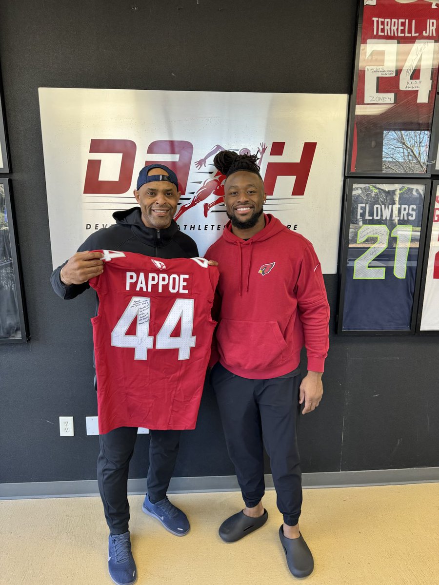 Always good seeing my DASH ALUMNI guys when they come home. ⁦<a href="/TheFreak/">Owen Pappoe</a>⁩   PHIL 4:13