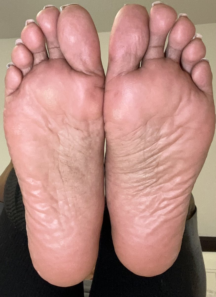 Imagine your face in between these soft soles #feetfetish #soles #softsoles #prettyfeetmatter #toes #prettyfeet #GODDESSS