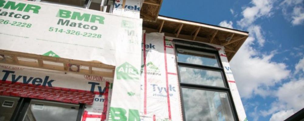 Legault veut décloisonner les métiers de la construction. Les syndicats se préparent à un affrontement et affirment que ce geste nuirait aux régions.

acqc.ca/fr/actualite/m…