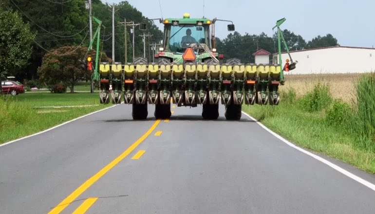 BumperCrop1's tweet photo. Eso sólo se exige en un país en donde miles de burócratas viven de expedir permisos y licencias y otros millones de citadinos viven barato a expensas de los impuestos cobrados a la producción.
En el primer mundo es así: https://t.co/jlNI4ceN4U