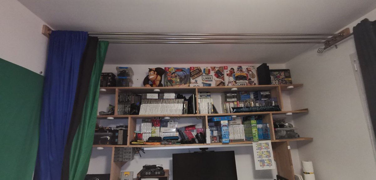 NicoSTAR8_Tweet's tweet photo. Ça y est on a enfin trouvé une solution pour nous faciliter la mise en place des fonds d'incrustation pour les tournages vidéos, c'est le même principe pour tirer des rideaux. #NicoSTAR8 https://t.co/qPuiD4peWz