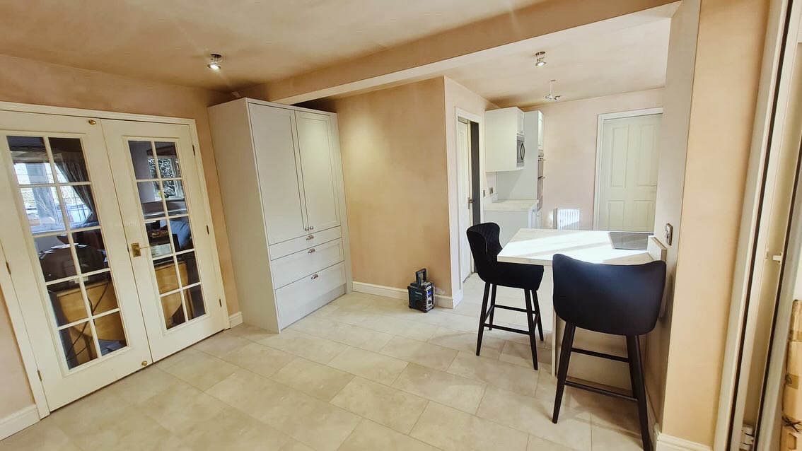 mwcltd's tweet image. Exciting Kitchen &amp;amp; Utility Transformation by MW Construction We waved goodbye to walls, a chic light grey shaker kitchen with stunning sandstone worktops. 🚰💡 LVT flooring in a classy ivory tile effect adds the perfect finishing touch. Another project, another success! 🏗👷‍♂️