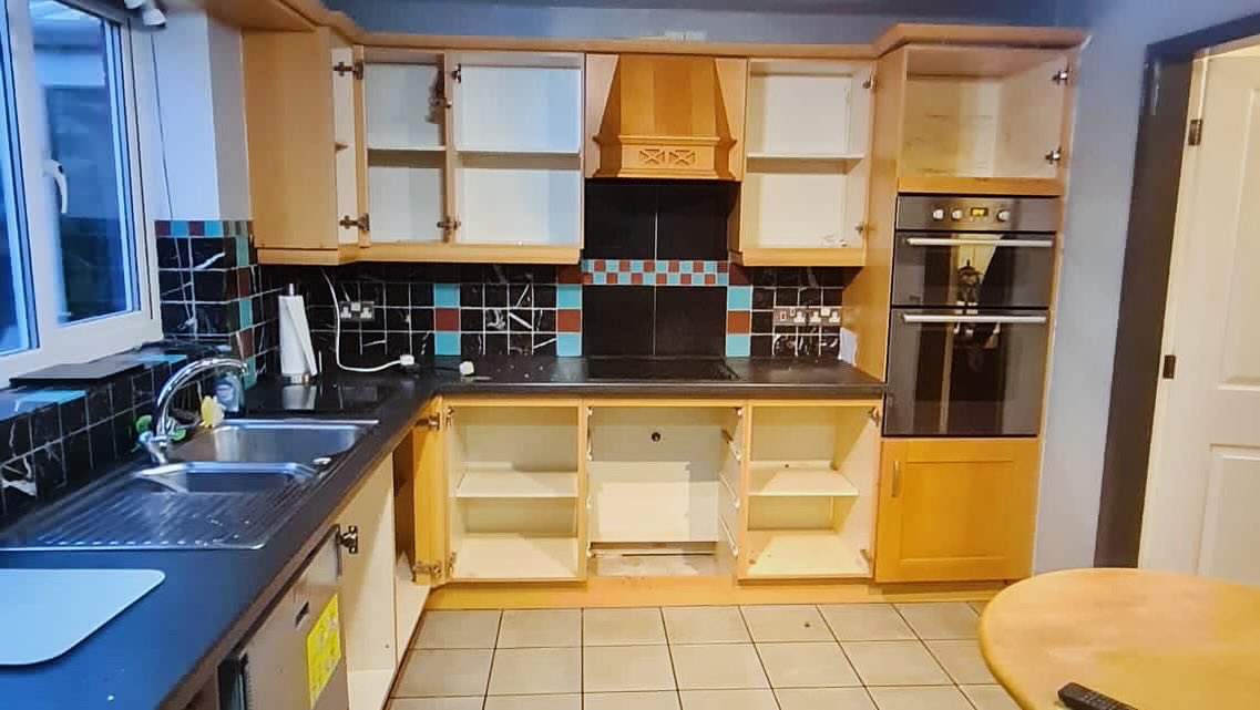 mwcltd's tweet image. Exciting Kitchen &amp;amp; Utility Transformation by MW Construction We waved goodbye to walls, a chic light grey shaker kitchen with stunning sandstone worktops. 🚰💡 LVT flooring in a classy ivory tile effect adds the perfect finishing touch. Another project, another success! 🏗👷‍♂️